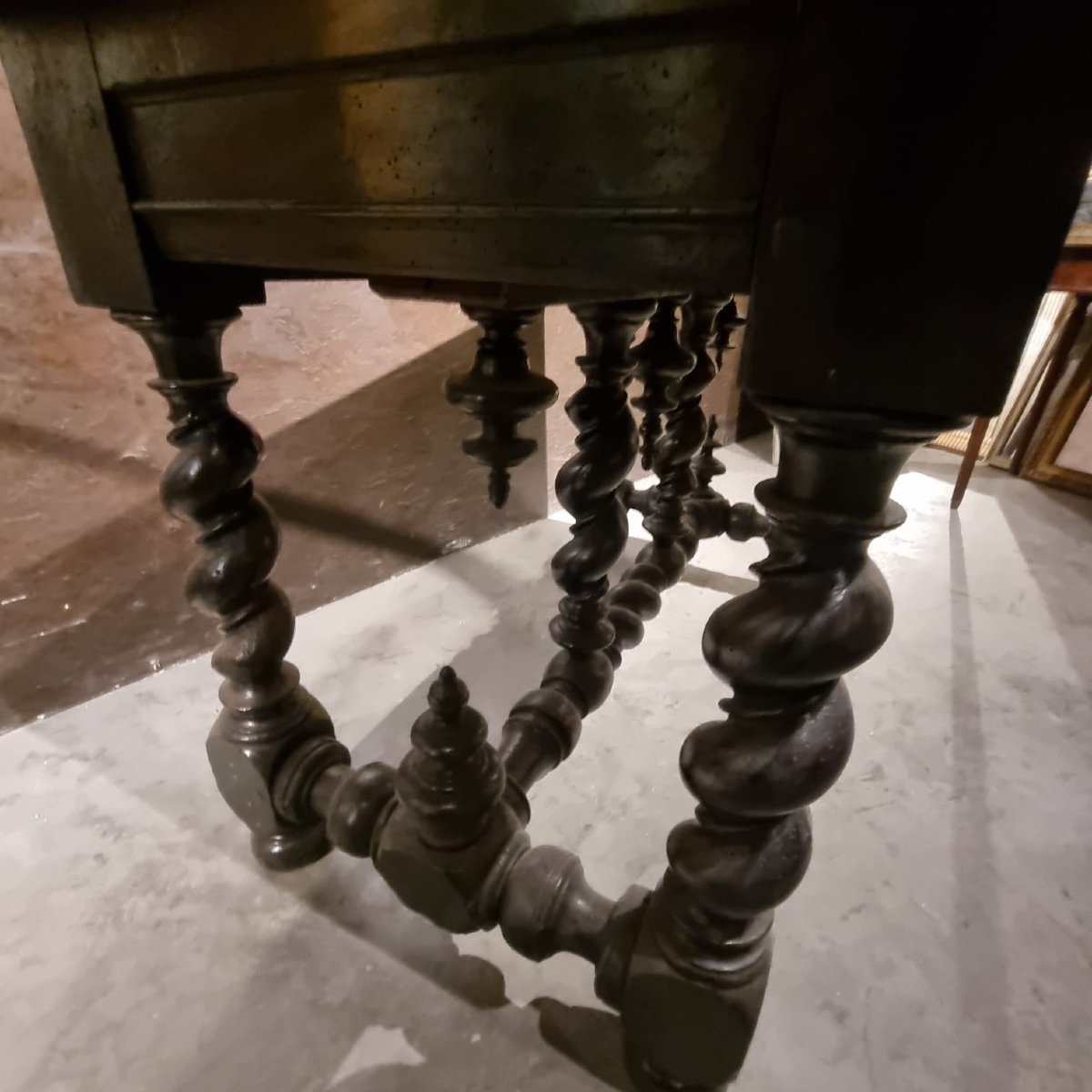 Table de style Louis XIII en noyer noirci-photo-1