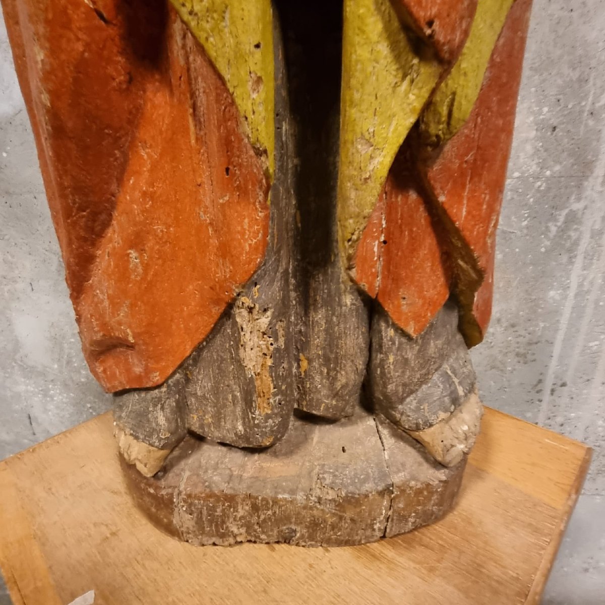 Statue en chêne sculpté représentant un saint personnage-photo-1