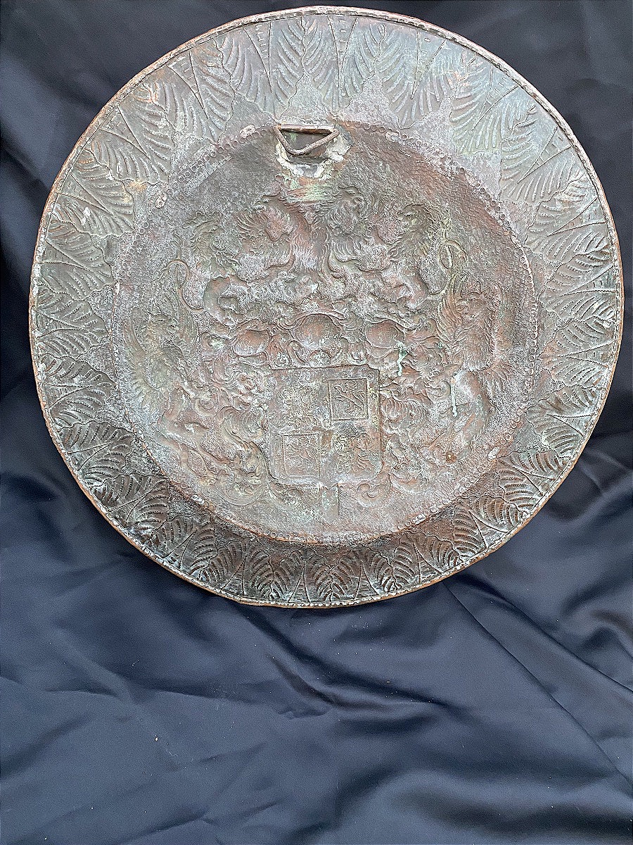 Grand plat en cuivre armoiries des Habsbourg d’Espagne XVIIe-photo-1