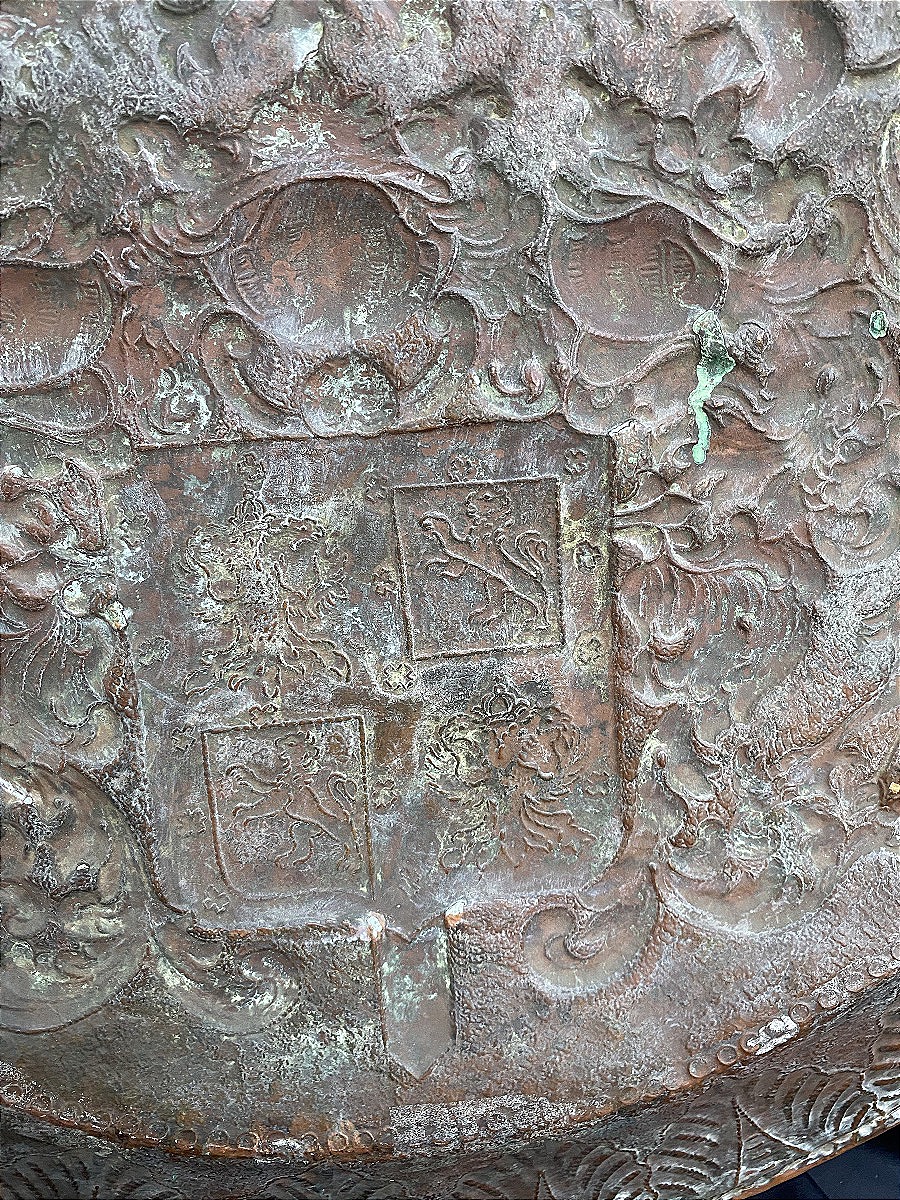 Grand plat en cuivre armoiries des Habsbourg d’Espagne XVIIe-photo-2