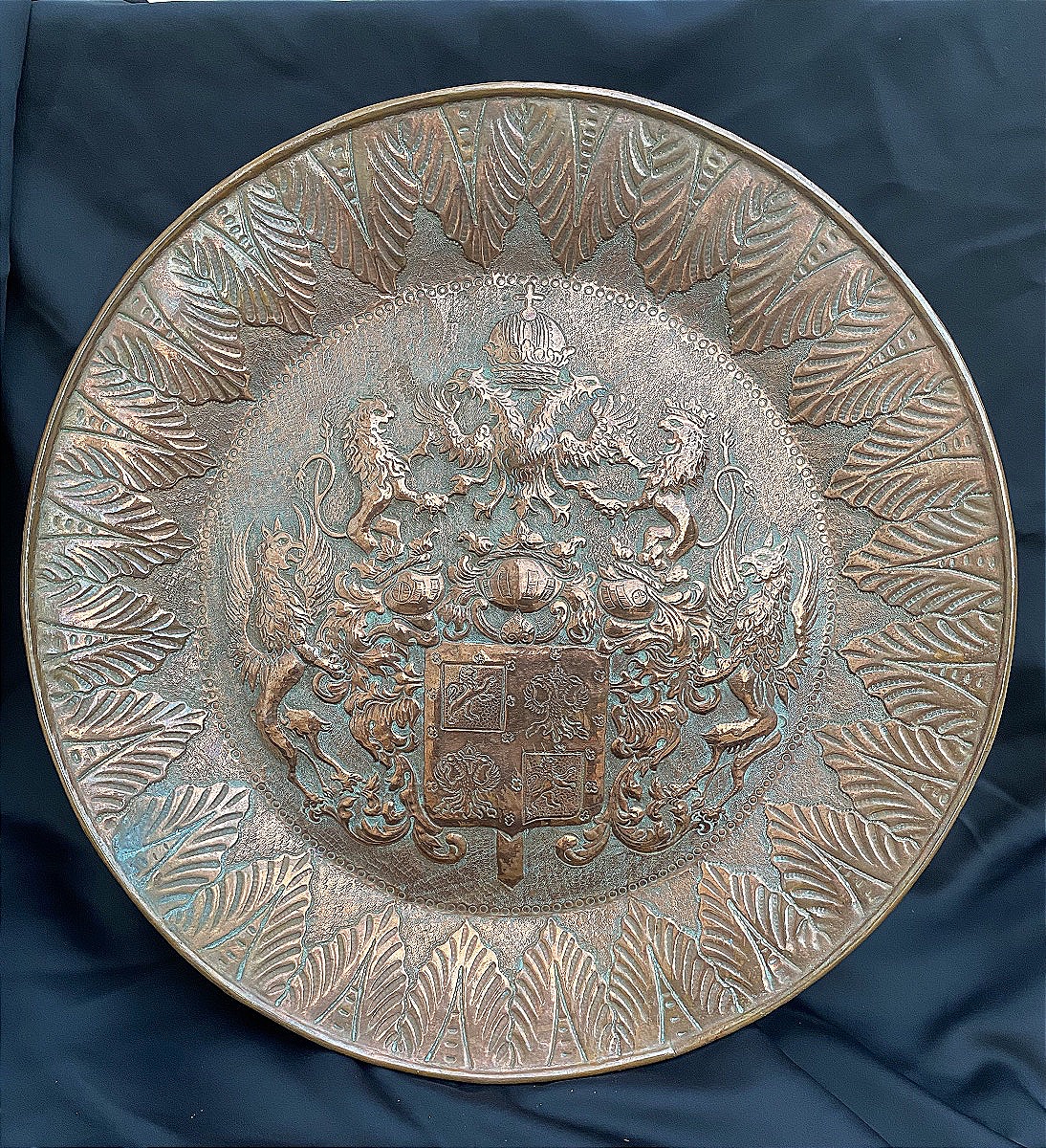 Grand plat en cuivre armoiries des Habsbourg d’Espagne XVIIe