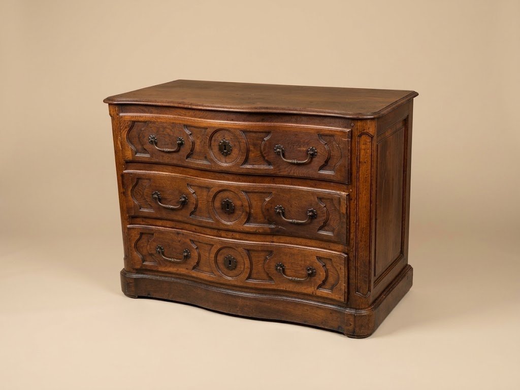 Commode de boiserie galbée et sur plinthe d'époque Louis XIV -photo-3