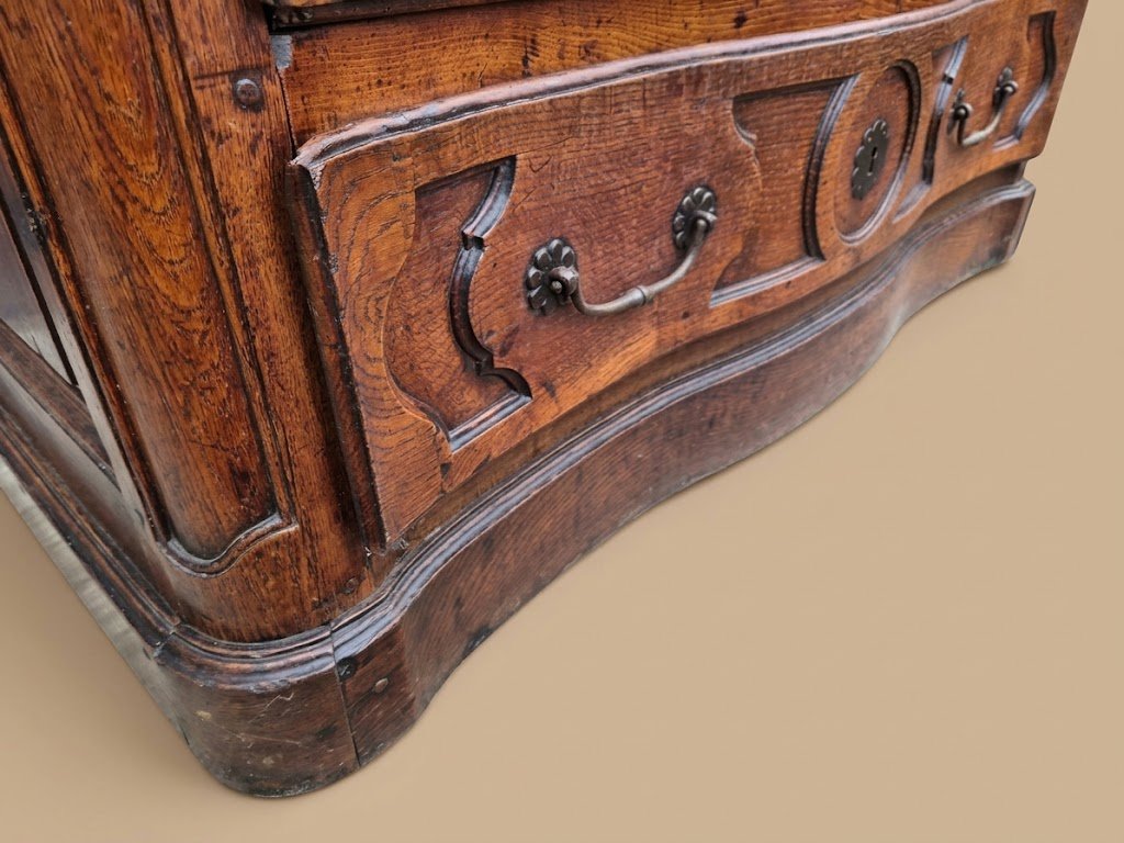 Commode de boiserie galbée et sur plinthe d'époque Louis XIV -photo-4