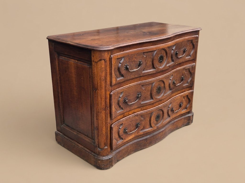 Commode de boiserie galbée et sur plinthe d'époque Louis XIV 