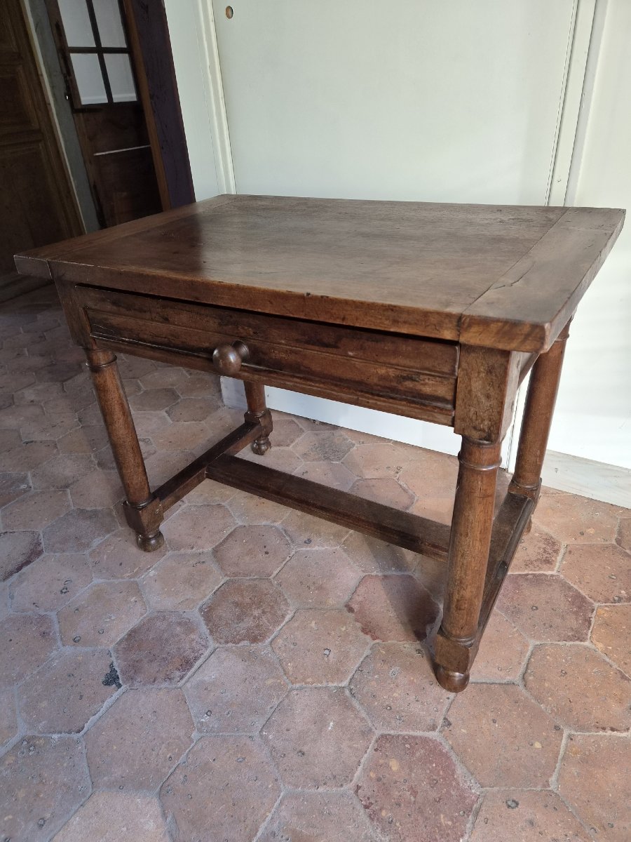 Small Early 17th-century Walnut Table With Column-style Legs