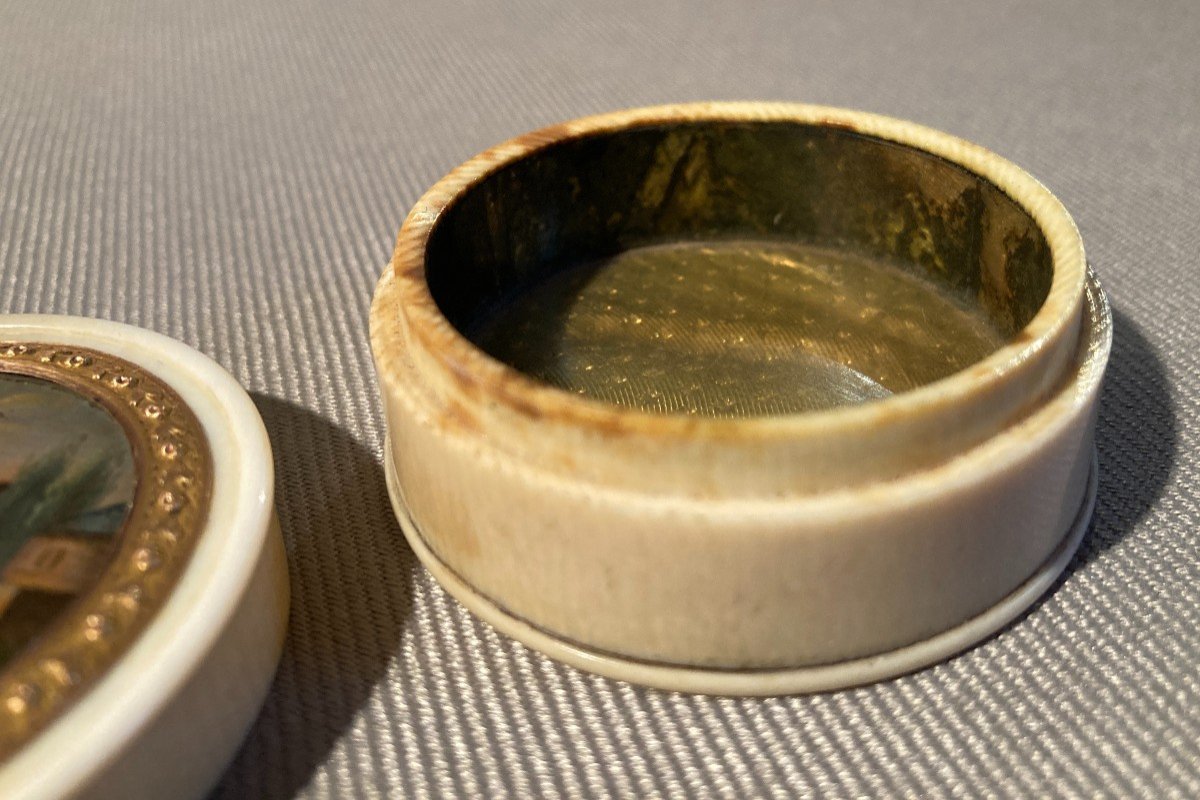 Small Ivory Box / Miniature Fixed Under Glass-photo-4