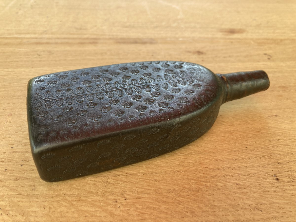 18th Century Fleur-de-lis Powder Flask-photo-2