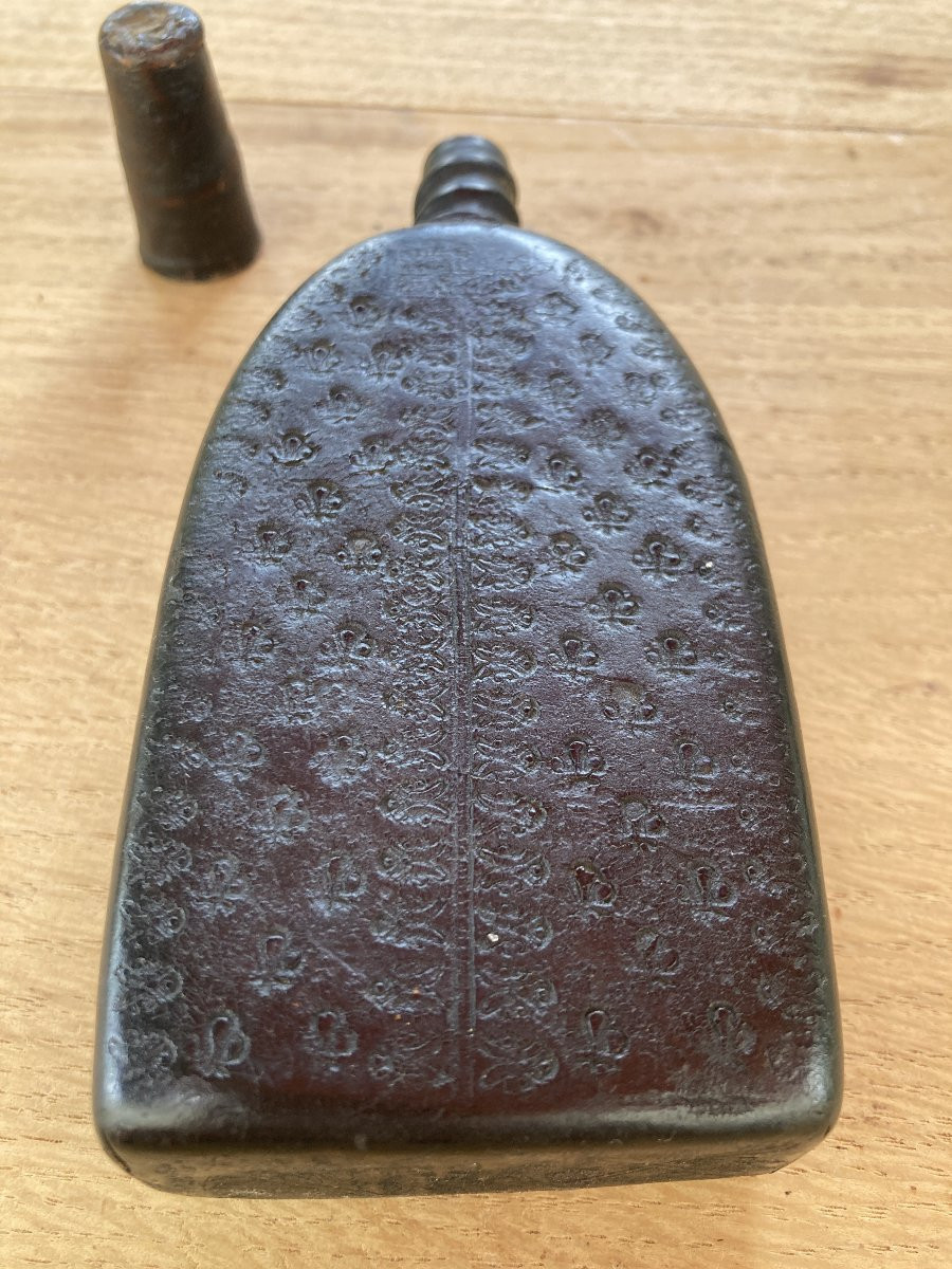 18th Century Fleur-de-lis Powder Flask-photo-3