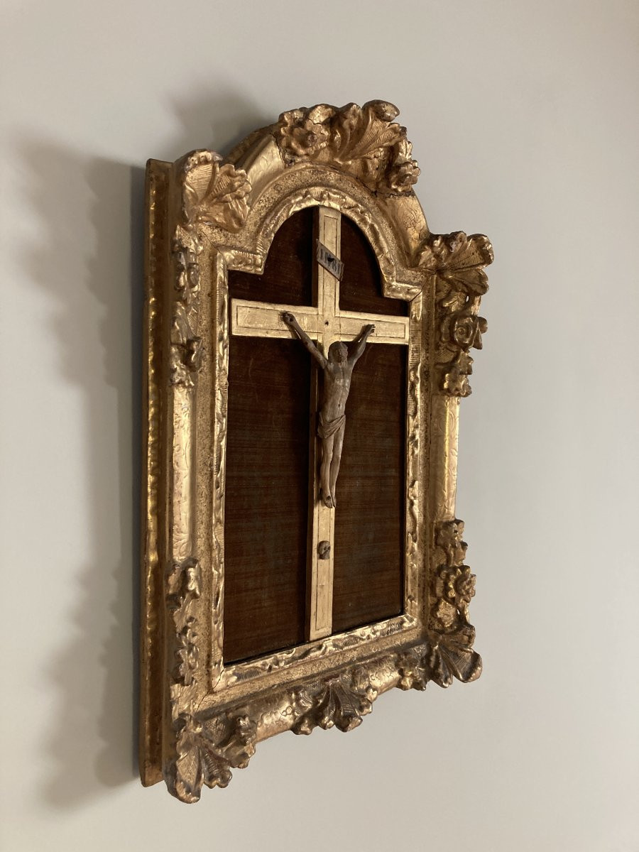 Carved Ivory Christ In Its Gilded Wooden Frame From The Early 18th Century-photo-3