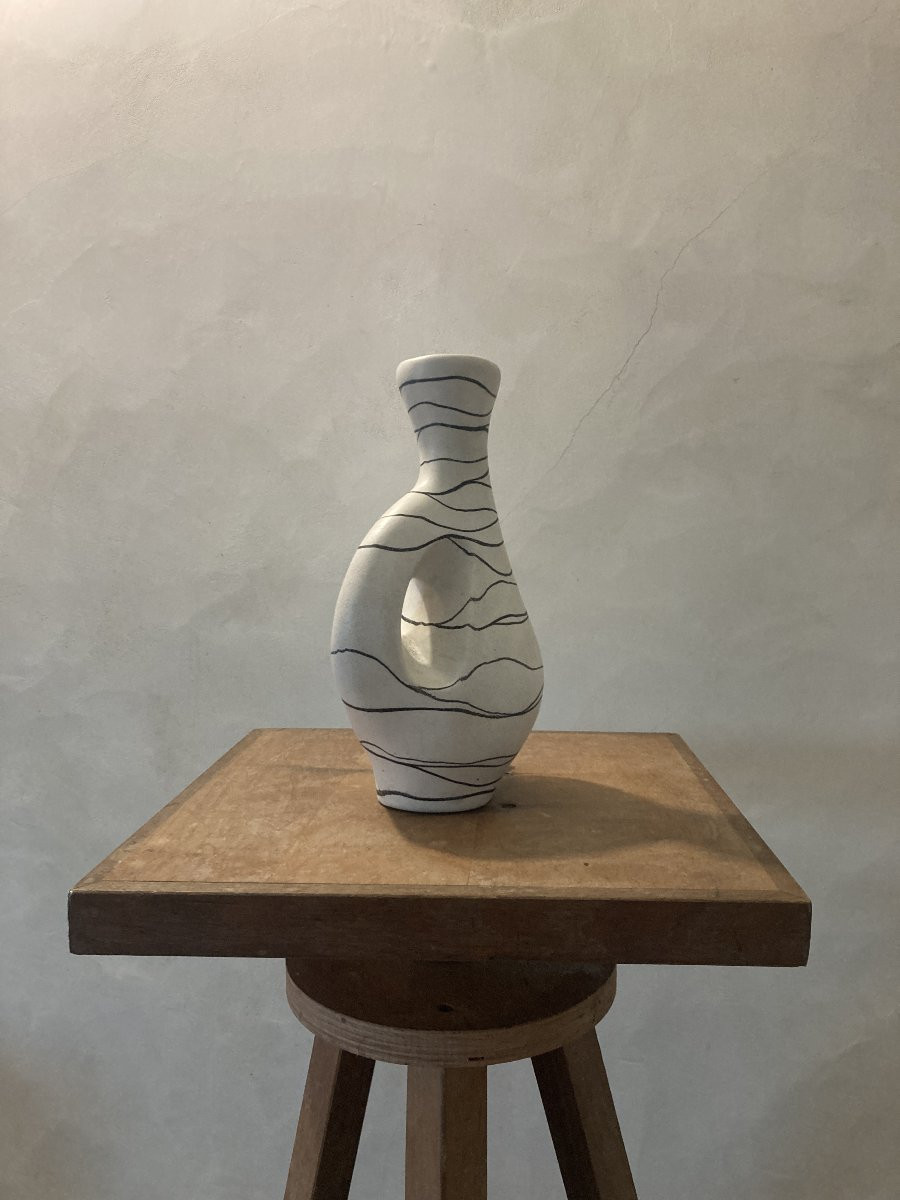 Mado Jolain - Vase pichet émaillé décor de lignes noires.-photo-1