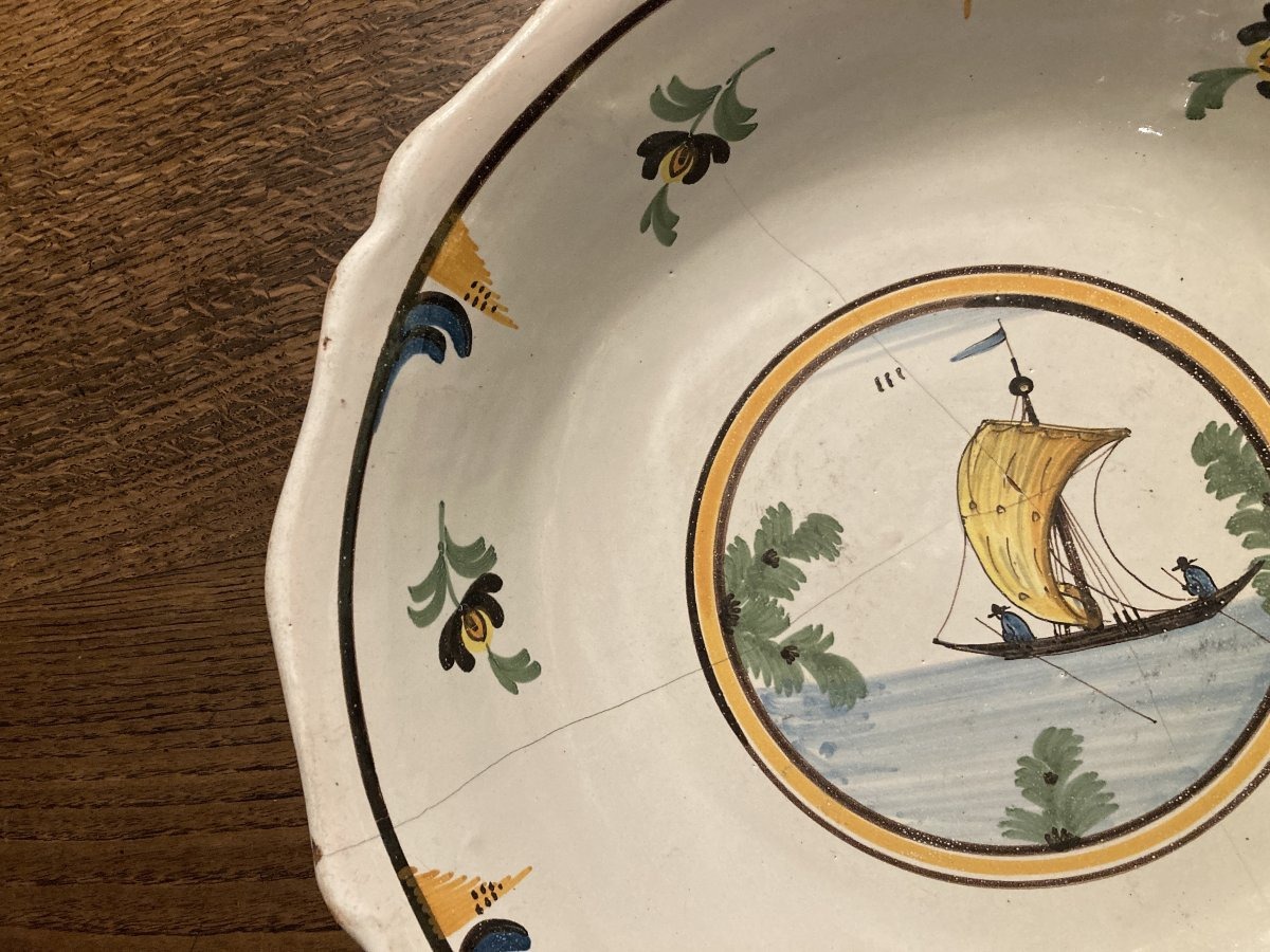 Salad Bowl Featuring A Boat From The Loire River In Nevers-photo-2