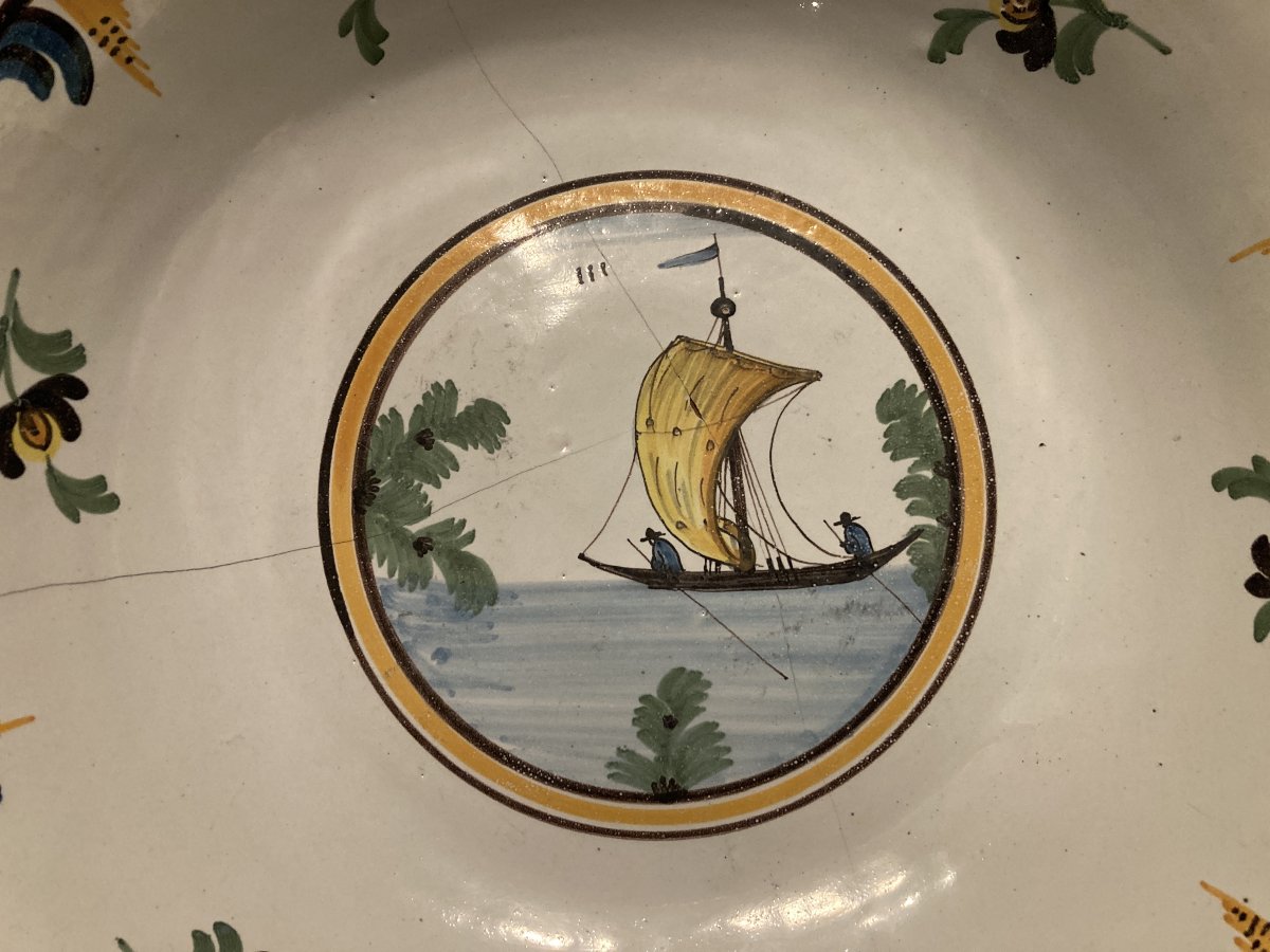 Salad Bowl Featuring A Boat From The Loire River In Nevers-photo-3