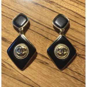 CHANEL - Boucles d'oreilles clips doré et émail noir Vintage 80/90 .