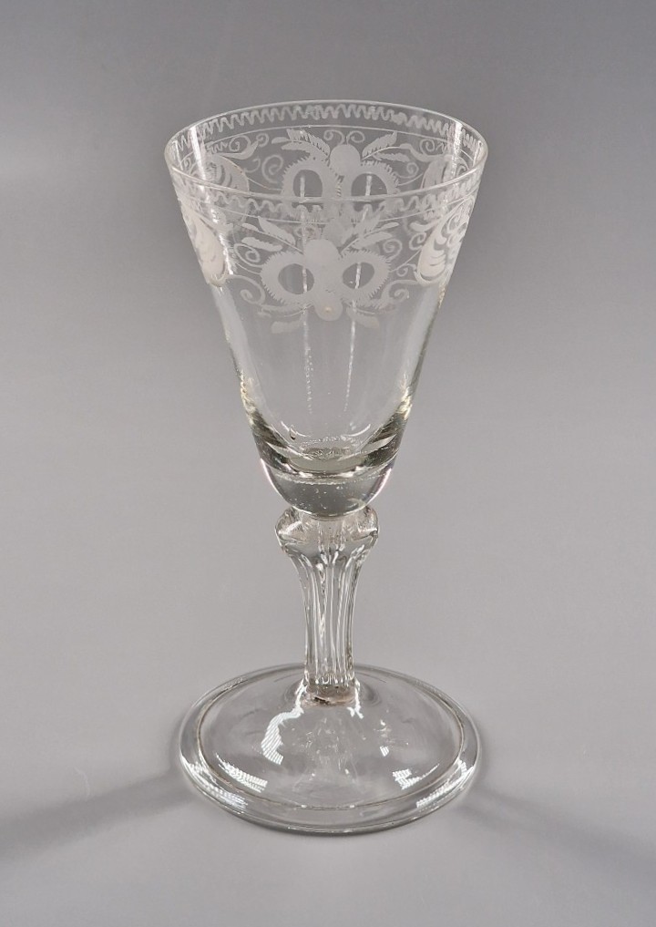 Grand verre à coupe gravée et jambe facettée - XVIIIe siècle 18e