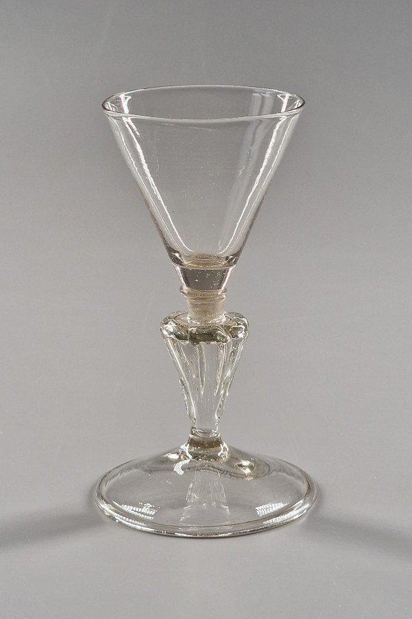 Verre de fougère à coupe conique et jambe côtelée - Début du XVIIIe siècle 18e