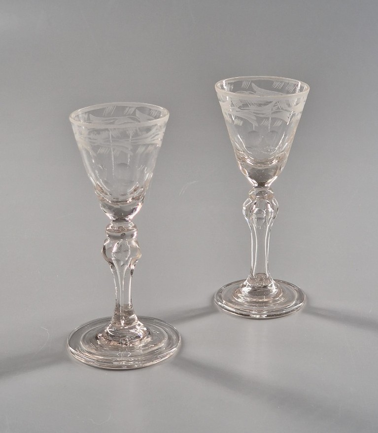 Paire de petits verres gravés à jambe facettée - XVIIIe siècle 18e