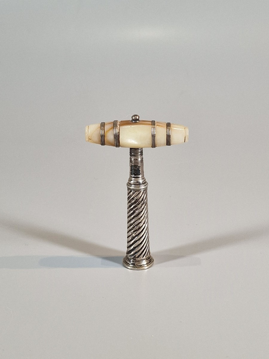 Tire bouchon de voyage en nacre et argent formant sceau - XVIIIe siècle