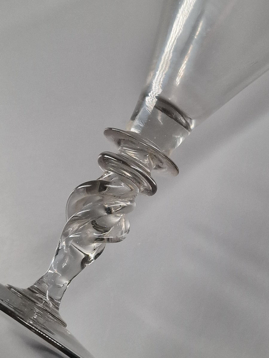 À la façon de Venise, grand verre à jambe balustre torsadée et noeuds plats - XVIIe siècle-photo-4