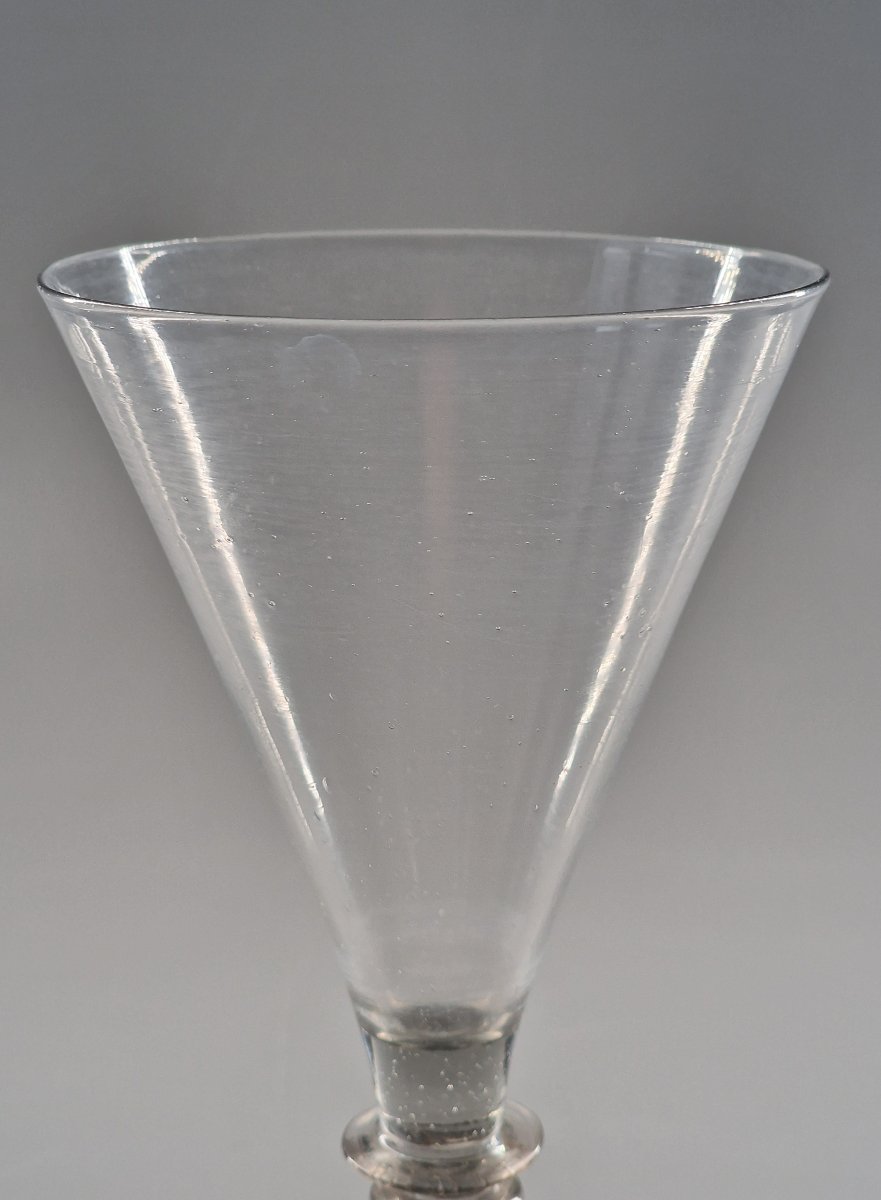 À la façon de Venise, grand verre à jambe balustre torsadée et noeuds plats - XVIIe siècle-photo-1