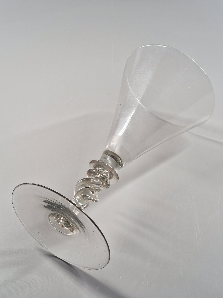 À la façon de Venise, grand verre à jambe balustre torsadée et noeuds plats - XVIIe siècle-photo-2