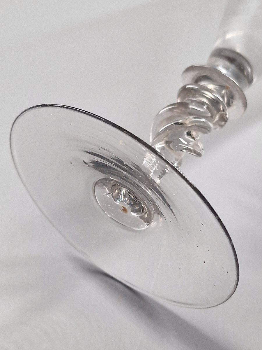 À la façon de Venise, grand verre à jambe balustre torsadée et noeuds plats - XVIIe siècle-photo-3