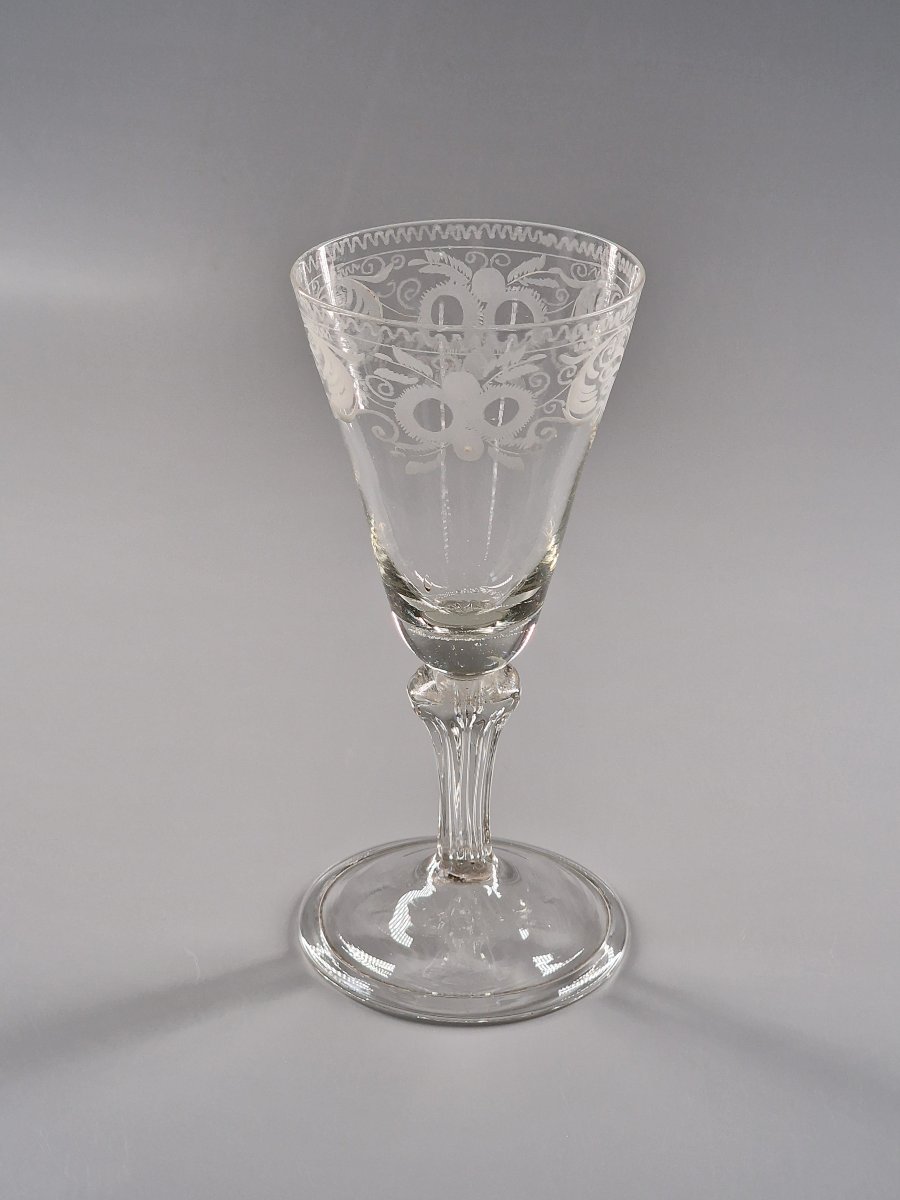 Glass With A Truncated Conical Bowl Engraved With Foliage And Small Flowers - 18th Century-photo-2