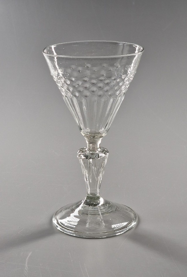 Verre à coupe moulée grains de riz et languettes sur jambe creuse rainurée. XVIIIe siècle 18e