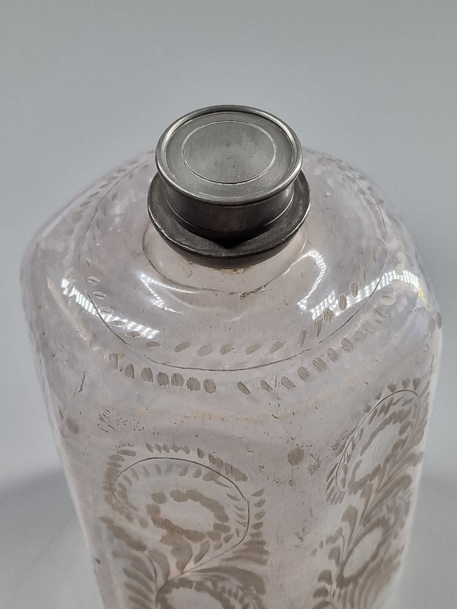 Hexagonal Bottle In Iridescent Glass Engraved With Foliage, Pewter Stopper - 18th Century-photo-4
