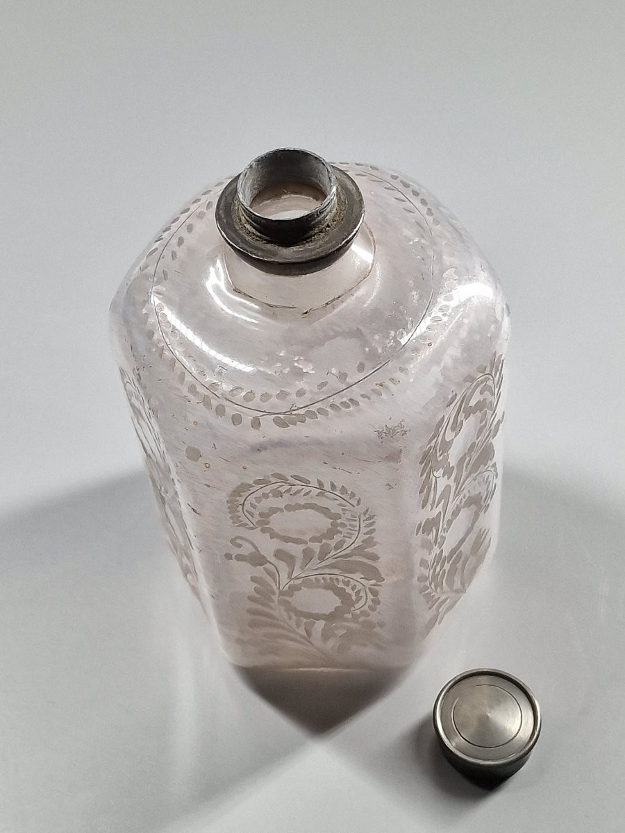 Hexagonal Bottle In Iridescent Glass Engraved With Foliage, Pewter Stopper - 18th Century-photo-1
