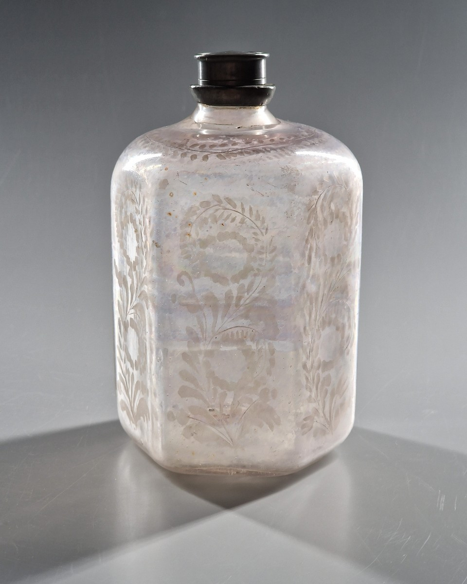 Hexagonal Bottle In Iridescent Glass Engraved With Foliage, Pewter Stopper - 18th Century