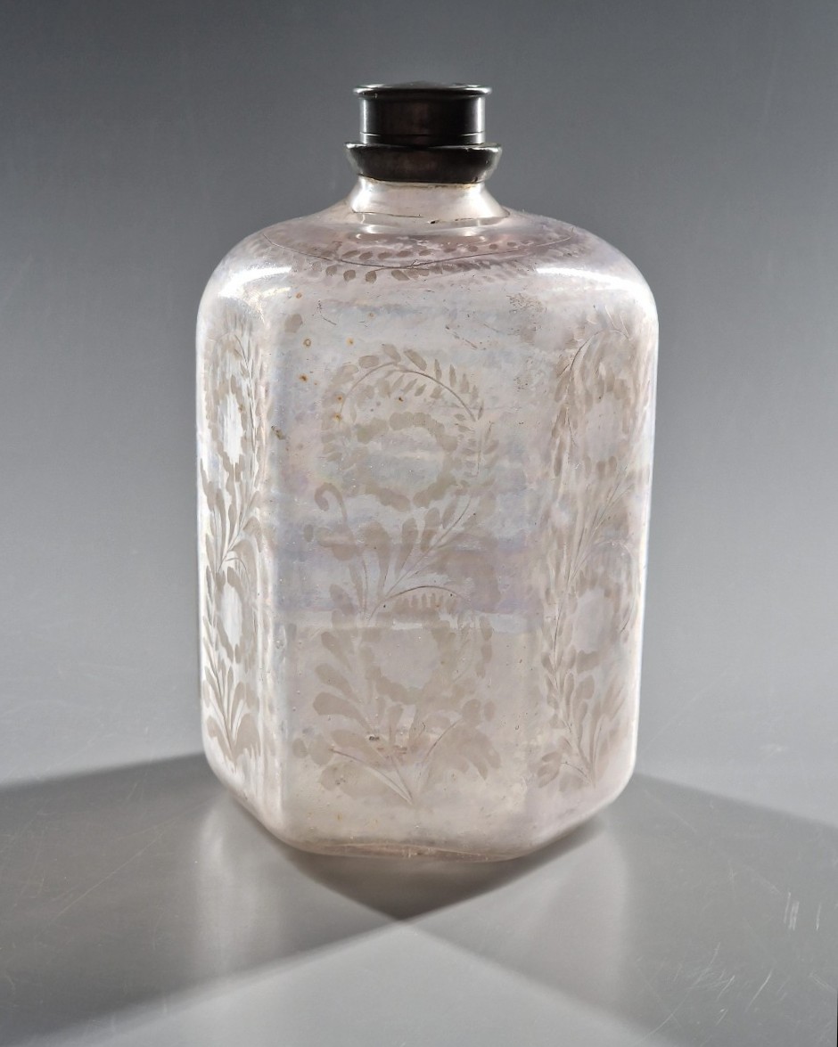 Hexagonal Bottle In Iridescent Glass Engraved With Foliage, Pewter Stopper - 18th Century