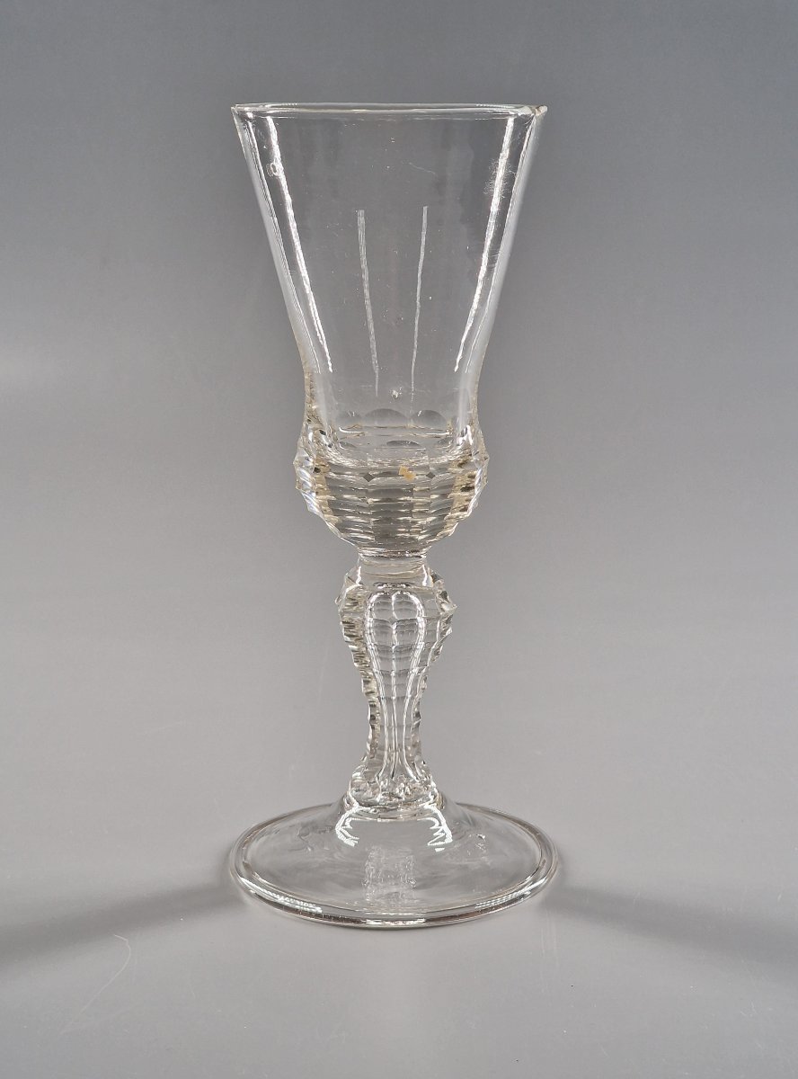 Grand verre à jambe balustre et coupe facettées en degrés - Bohême, XVIIIe siècle 18e-photo-3