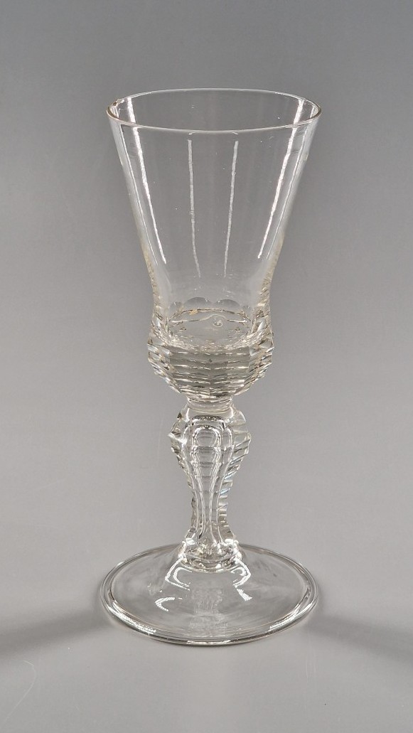 Grand verre à jambe balustre et coupe facettées en degrés - Bohême, XVIIIe siècle 18e