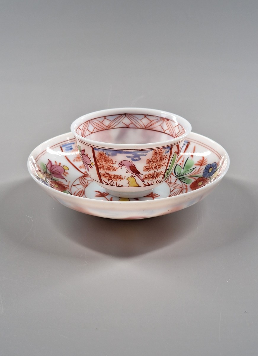 Pochon et sa soucoupe en verre opalin émaillé polychrome - Bohême ou Thuringe, XVIIIe siècle