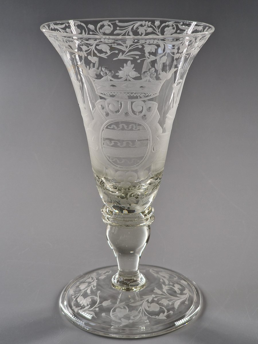 Verre à décor gravé d'un médaillon armorié et attributs militaires - Bohême, XIXe siècle-photo-2