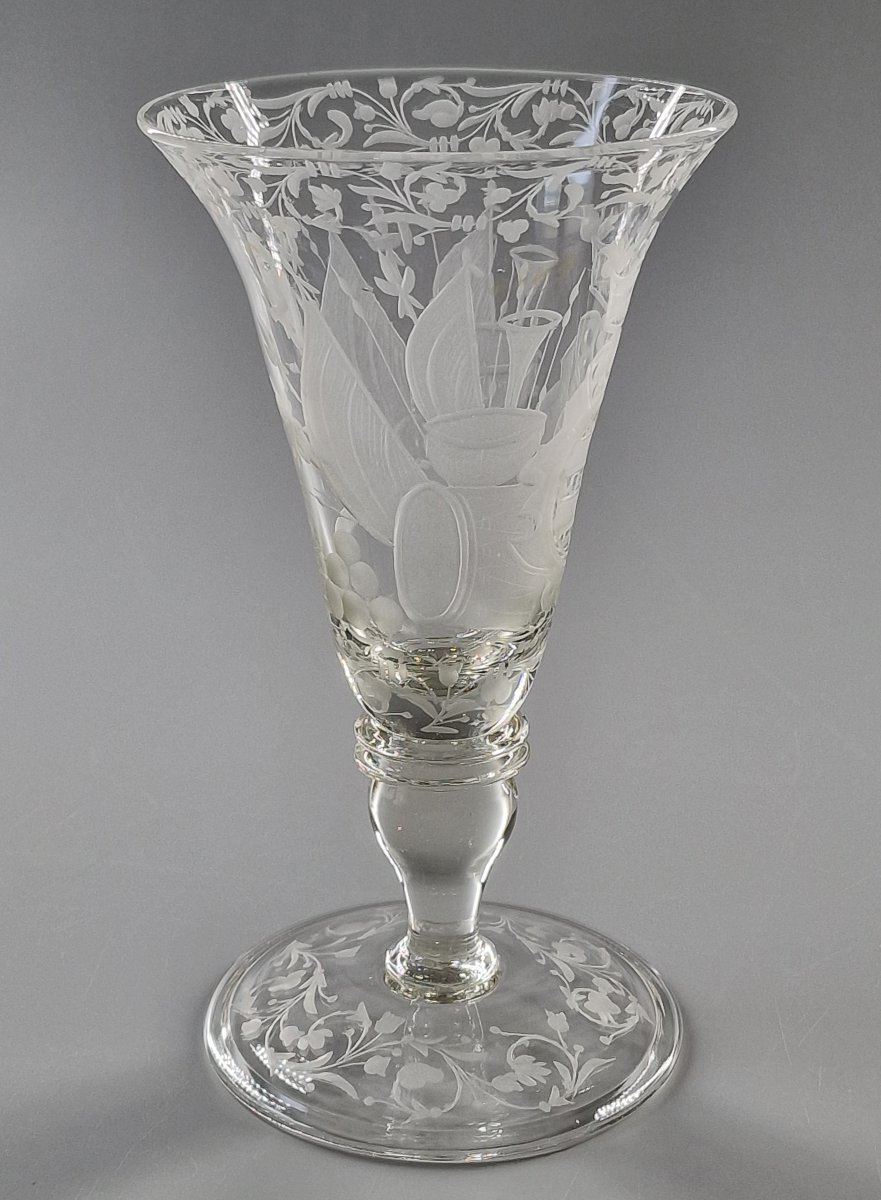 Verre à décor gravé d'un médaillon armorié et attributs militaires - Bohême, XIXe siècle-photo-3