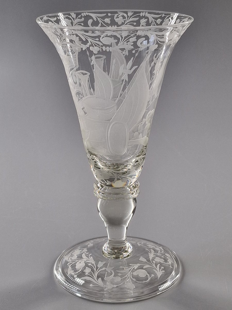 Verre à décor gravé d'un médaillon armorié et attributs militaires - Bohême, XIXe siècle-photo-1