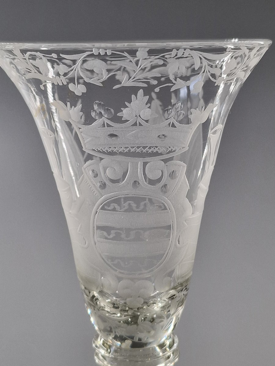 Verre à décor gravé d'un médaillon armorié et attributs militaires - Bohême, XIXe siècle-photo-2