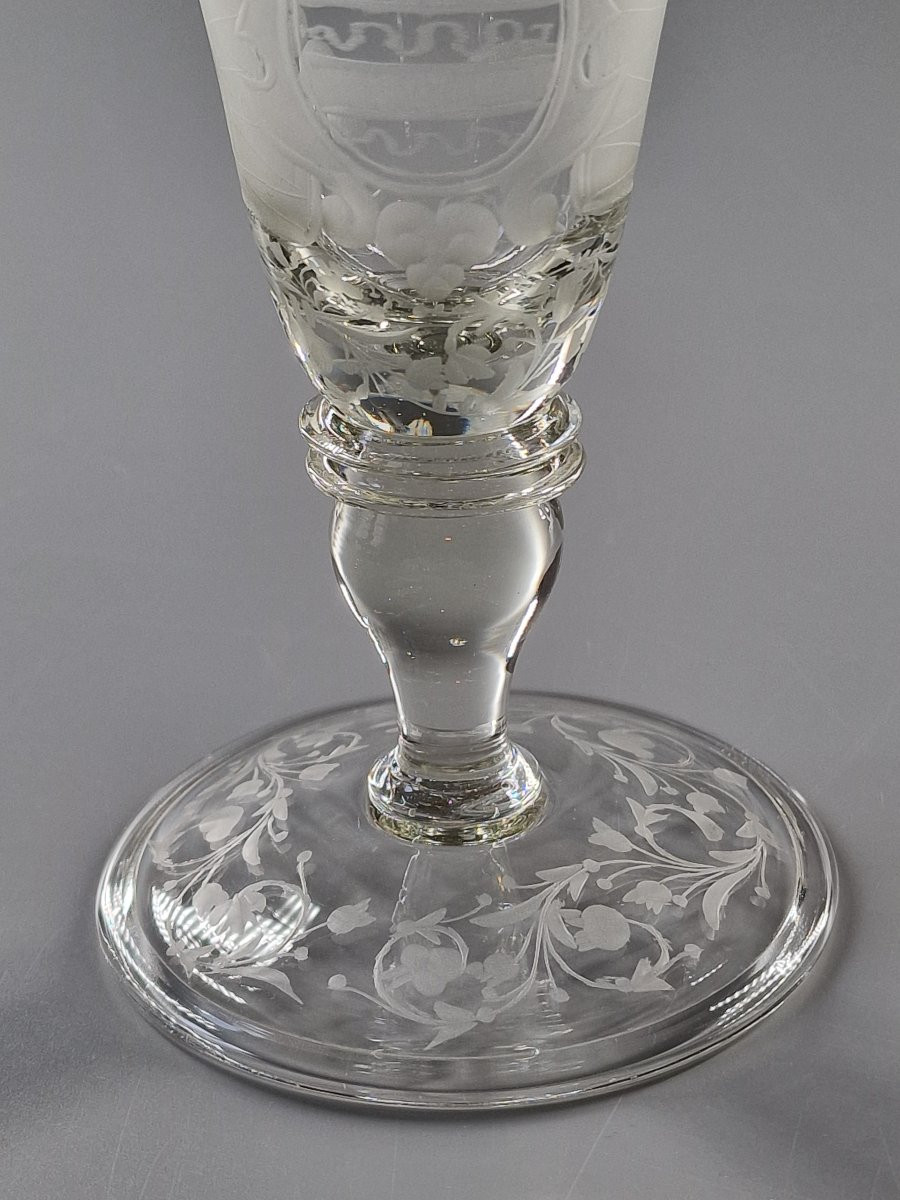Verre à décor gravé d'un médaillon armorié et attributs militaires - Bohême, XIXe siècle-photo-3