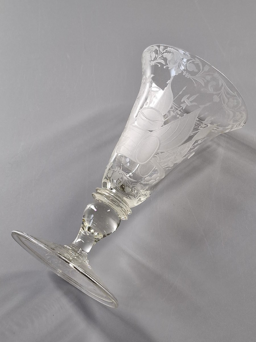 Verre à décor gravé d'un médaillon armorié et attributs militaires - Bohême, XIXe siècle-photo-4