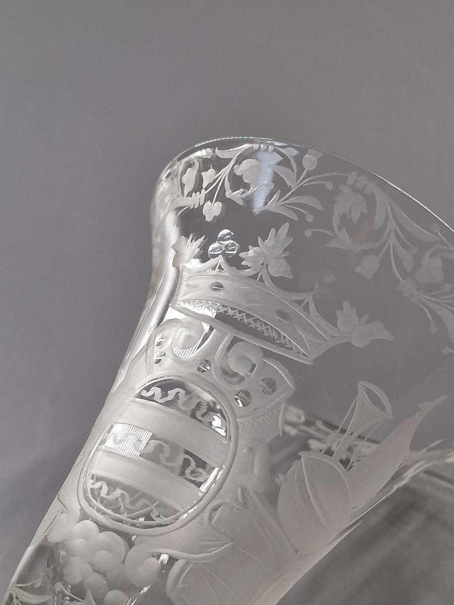 Verre à décor gravé d'un médaillon armorié et attributs militaires - Bohême, XIXe siècle-photo-6