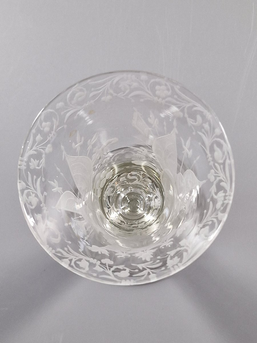 Verre à décor gravé d'un médaillon armorié et attributs militaires - Bohême, XIXe siècle-photo-7