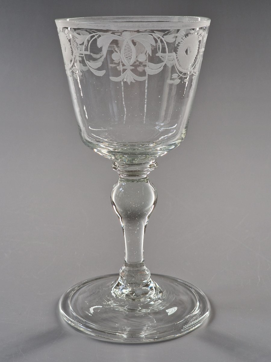 Verre à large coupe gravée d'une frise de rinceaux fleuris - XVIIIe siècle-photo-2