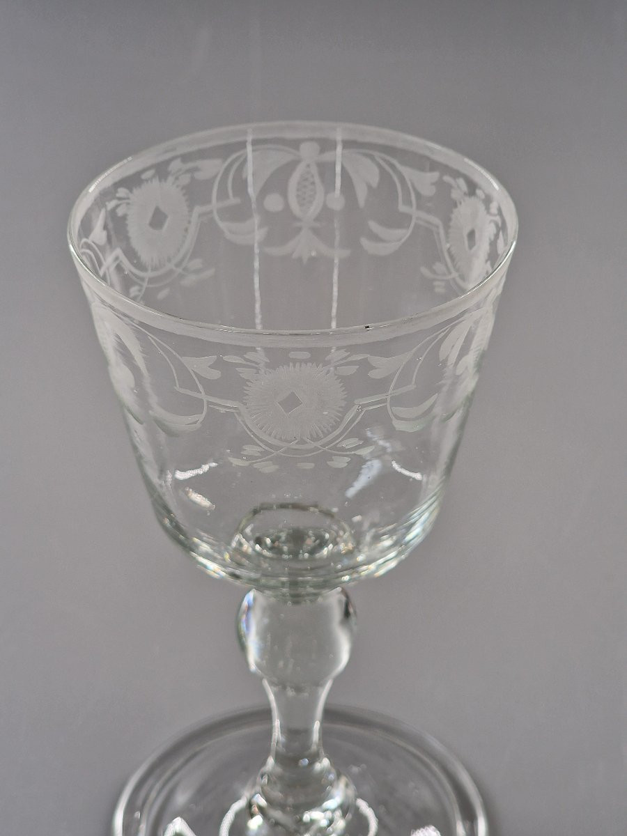 Verre à large coupe gravée d'une frise de rinceaux fleuris - XVIIIe siècle-photo-4