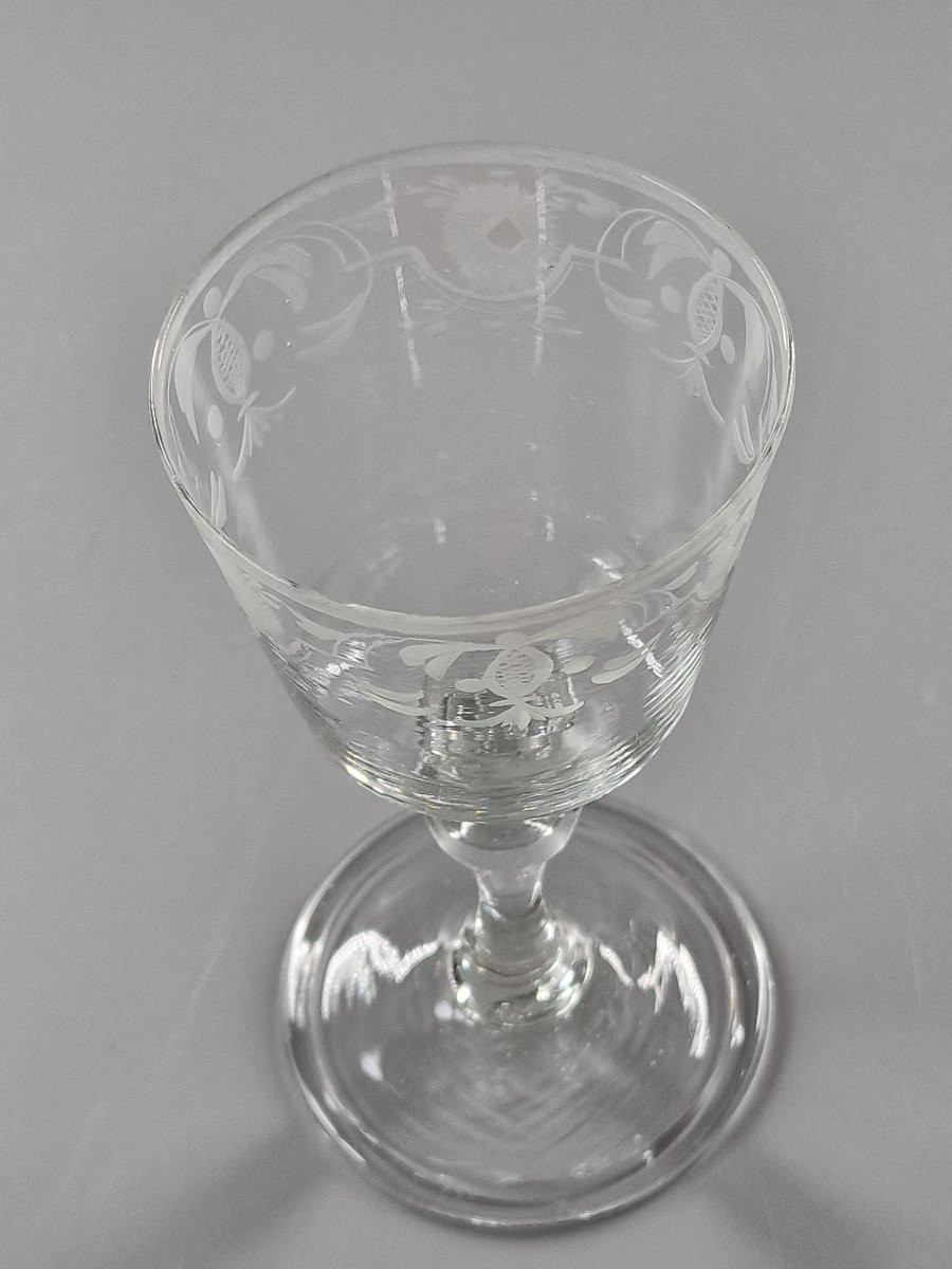 Verre à large coupe gravée d'une frise de rinceaux fleuris - XVIIIe siècle-photo-8