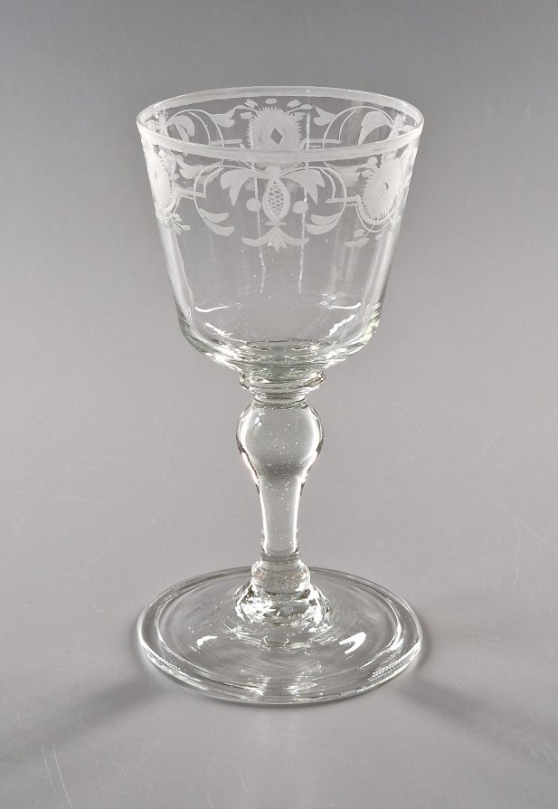 Verre à large coupe gravée d'une frise de rinceaux fleuris - XVIIIe siècle