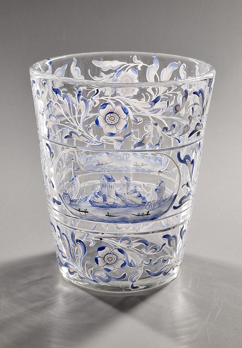 Vase en verre soufflé à décor émaillé de scènes maritimes et frises feuillagées - XIXe siècle