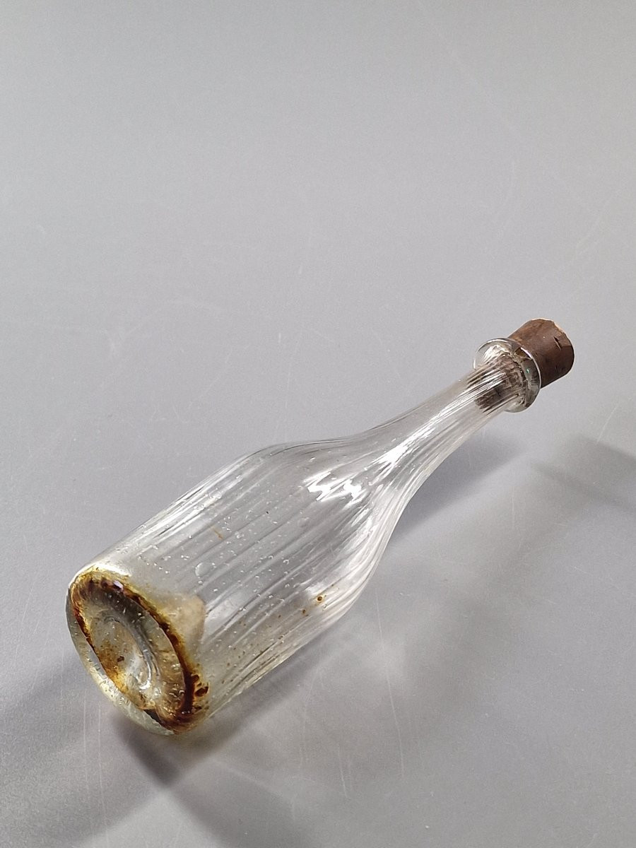 Perfume Bottle Or Spirit Flask In Blown Glass With Fine Gadroon Decoration - 18th Century-photo-2
