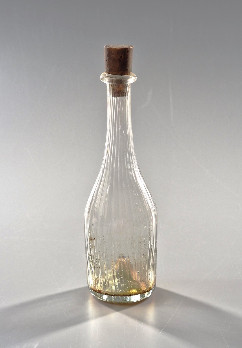 Perfume Bottle Or Spirit Flask In Blown Glass With Fine Gadroon Decoration - 18th Century