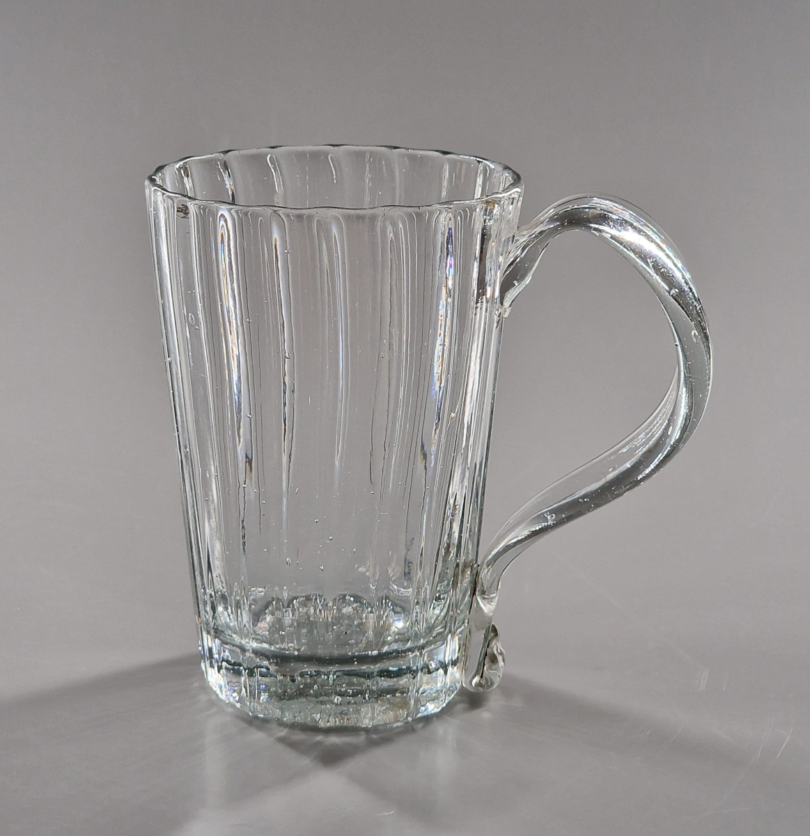 Chope en verre soufflé légèrement teinté gris – travail populaire normand fin XVIIIe 18e